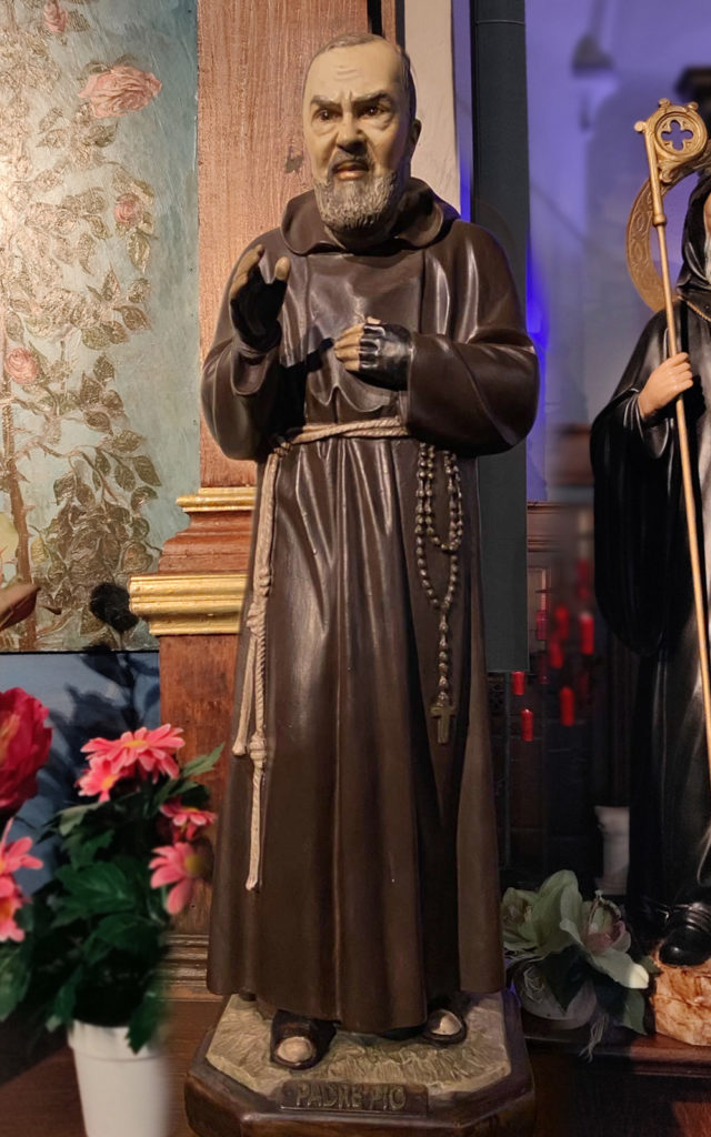 Statue-Padre-Pio-a Saint Antoine de Harre